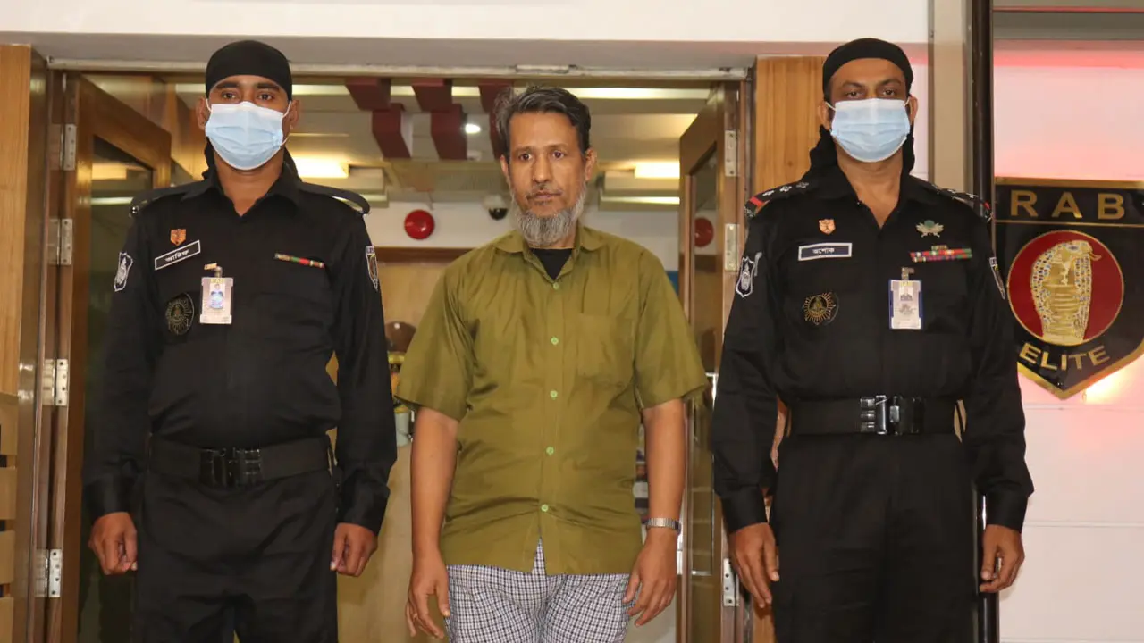 গ্রেপ্তার এড়াতে পরিচয় পাল্টে ৩০ বছর পলাতক ছিলেন তিনি