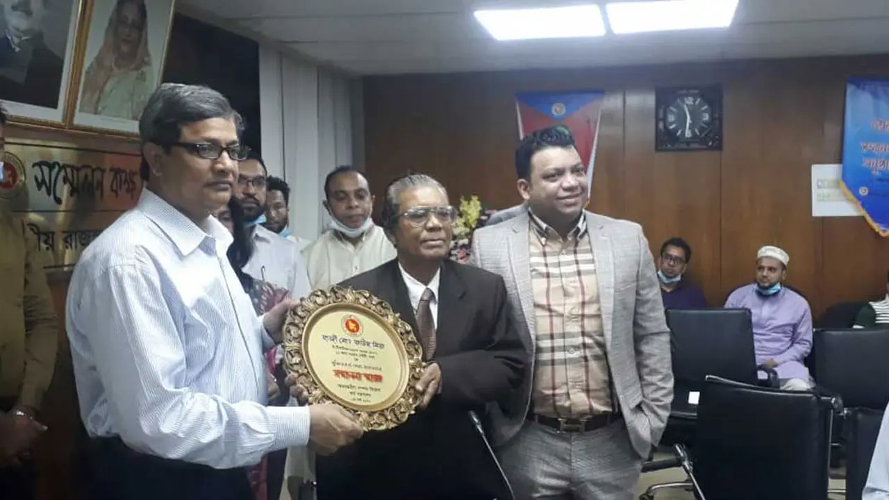 টানা ১৫ বার সেরা করদাতা কাউছ মিয়া