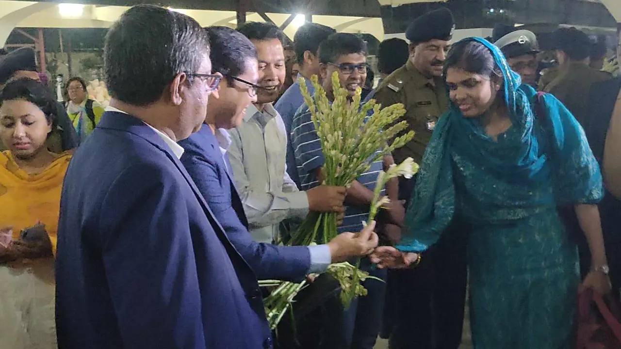 ফুল দিয়ে বরণ করা হলো কক্সবাজার এক্সপ্রেসের যাত্রীদের