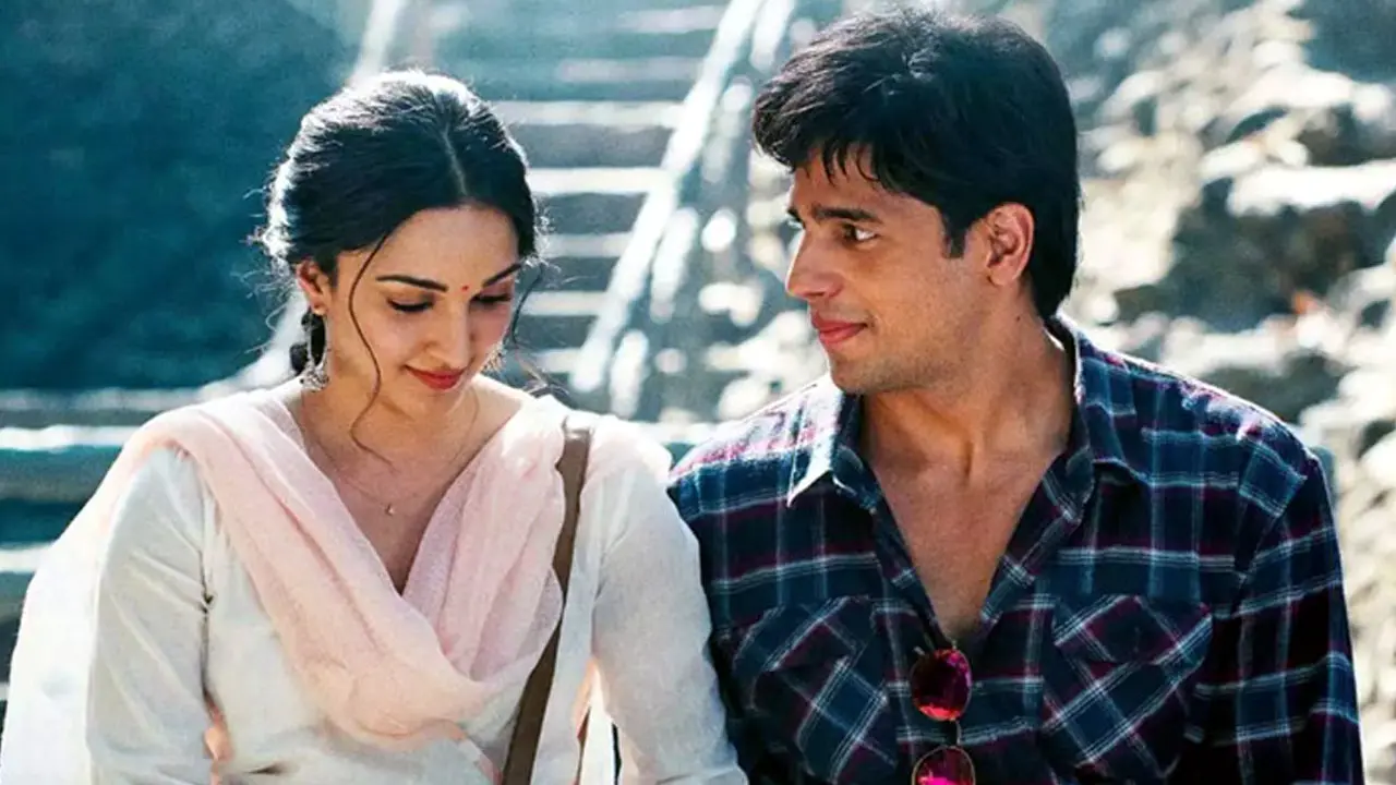 কেউ গোপনে আপনার প্রেমে পড়লে বুঝবেন যেভাবে