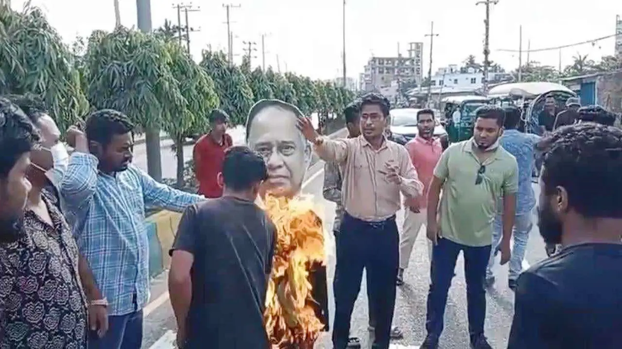 চট্টগ্রামে সিইসির কুশপুতুল পোড়াল যুবদল 
