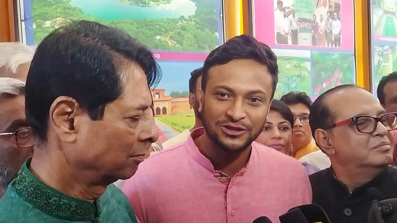 আচরণবিধি লঙ্ঘন : সাকিব আল হাসানকে সতর্ক করল ইসি