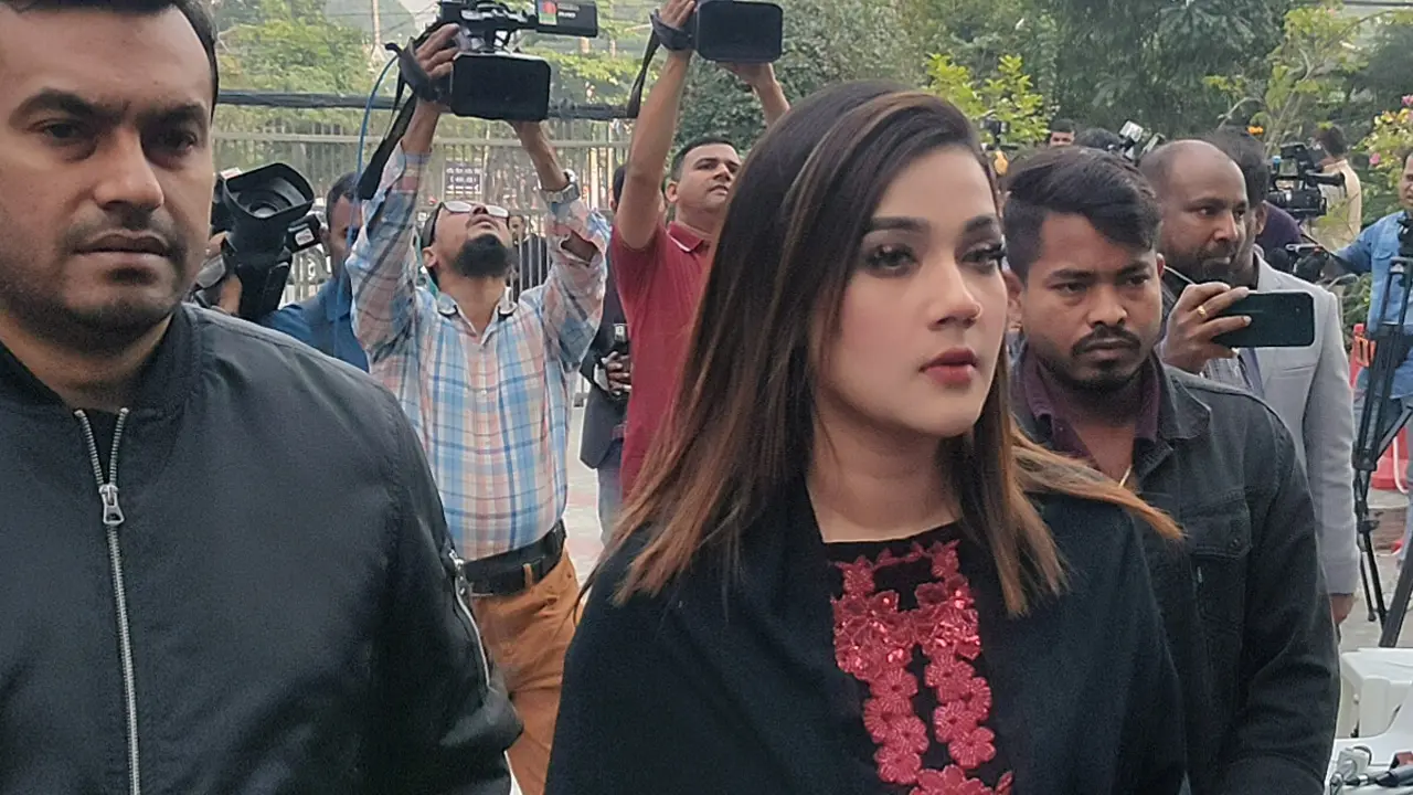 আপিল শুনানিতে অংশ নিতে নির্বাচন ভবনে চিত্রনায়িকা মাহিয়া মাহি