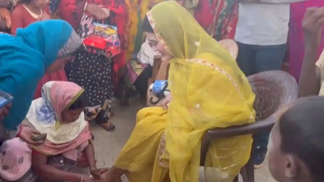 পা ধুইয়ে মাহিকে বরণ করে নিলেন ক্ষুদ্র নৃ-গোষ্ঠীর নারীরা