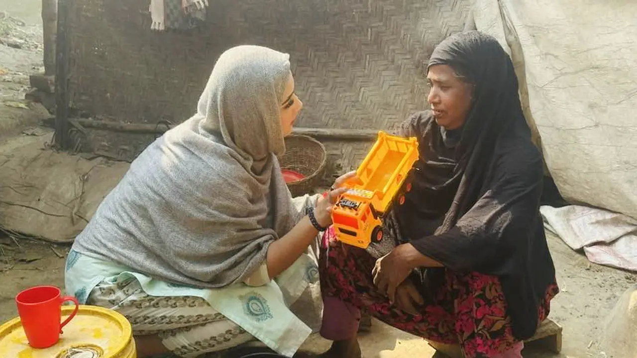 ‘ট্রাক’ হাতে নিয়ে ভোটারদের দ্বারে দ্বারে মাহিয়া মাহি