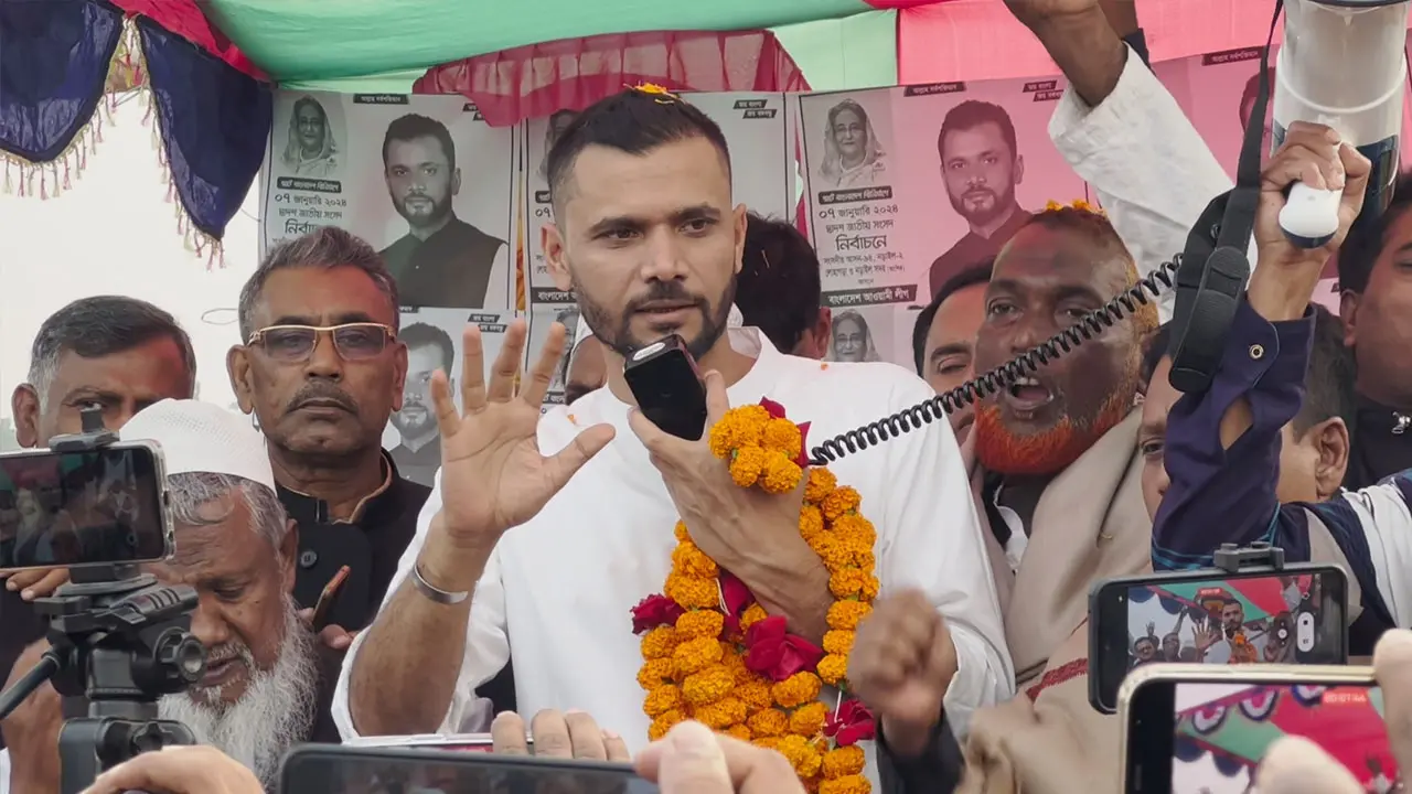 নড়াইলে এসেই প্রচারণায় মাশরাফি