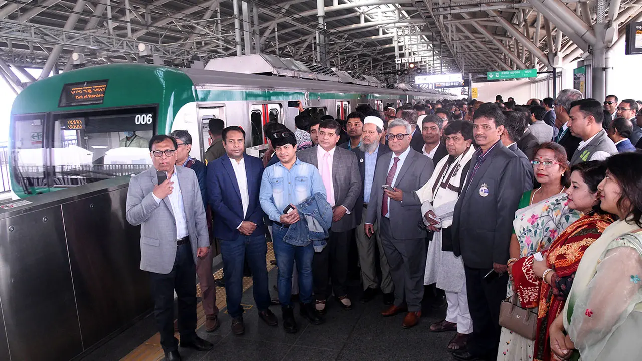 মেট্রোরেলে শিক্ষার্থীদের ভাড়া কমানোর দাবি ঢাবি শিক্ষকদের