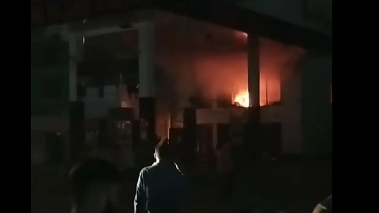 মহাখালী রয়েল ফিলিং স্টেশনের আগুন নির্বাপণ