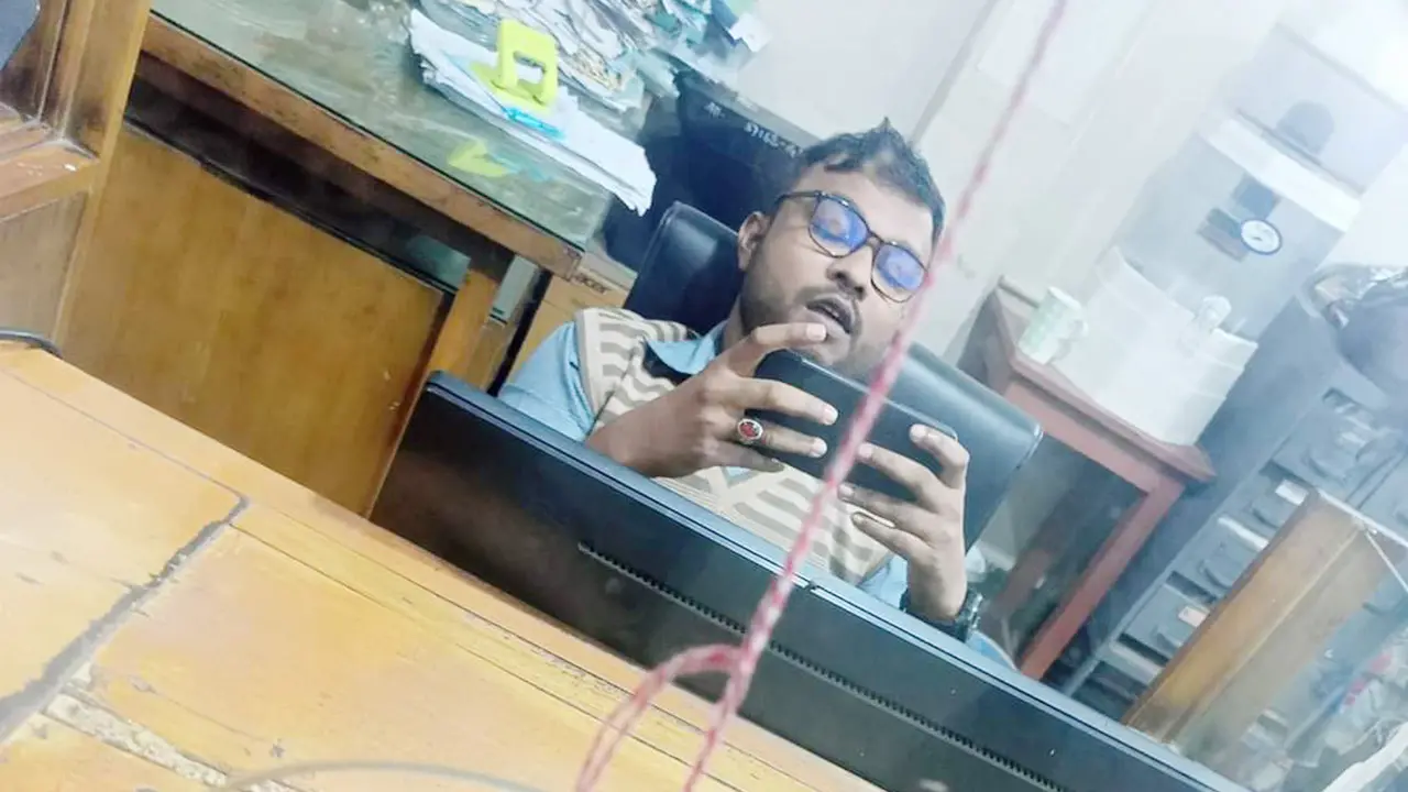 গ্রাহককে দাঁড় করিয়ে রেখে দেড় ঘণ্টা গেম খেললেন ব্যাংক কর্মকর্তা