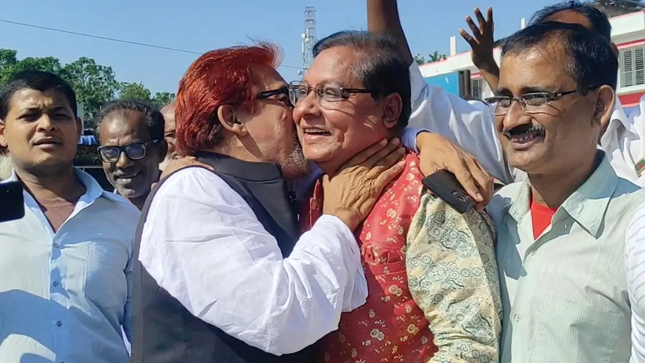 জাপার প্রার্থীকে জড়িয়ে ধরে চুমু দিলেন আ.লীগের এমপি