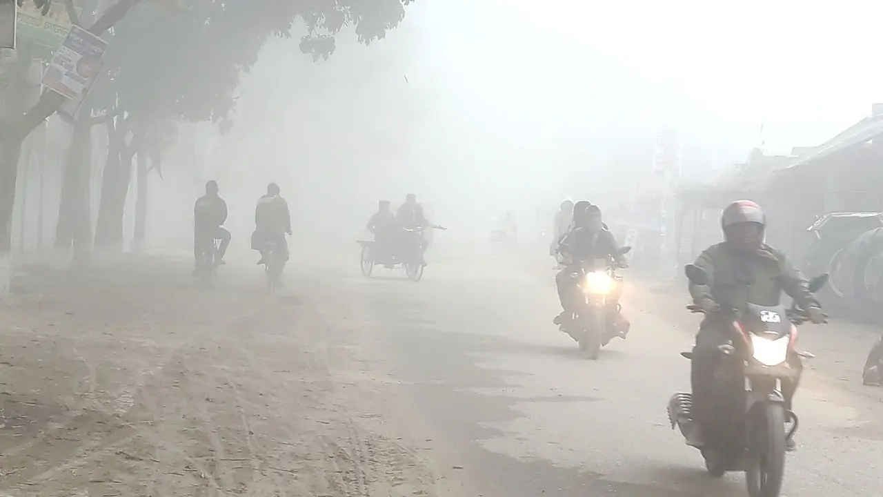 অগ্রহায়ণেই হাড়কাঁপানো শীতে বিপর্যস্ত জনজীবন, প্লেন ওঠানামায় বিঘ্ন