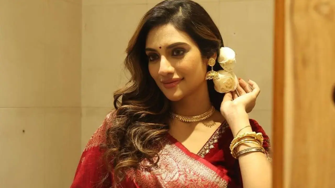 গাঢ় রঙের শাড়িতে গ্ল্যামার ছড়ালেন নুসরাত