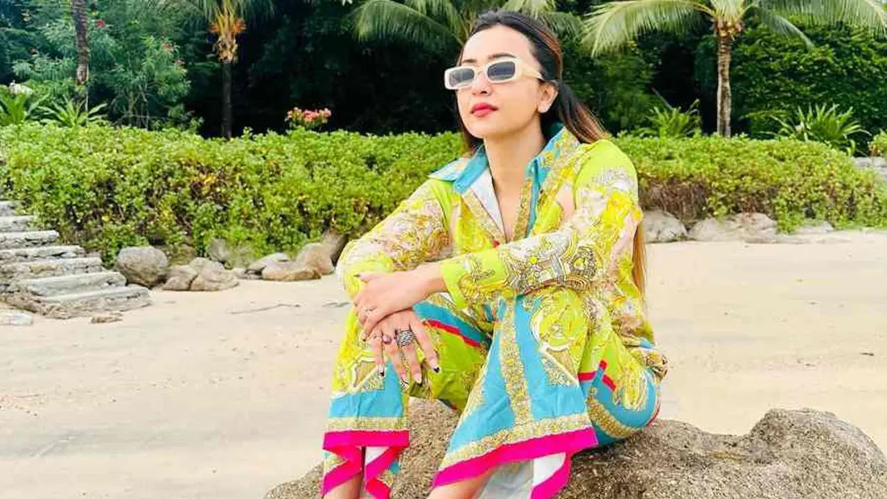 বিচে রিল্যাক্স মুডে কৌশানী