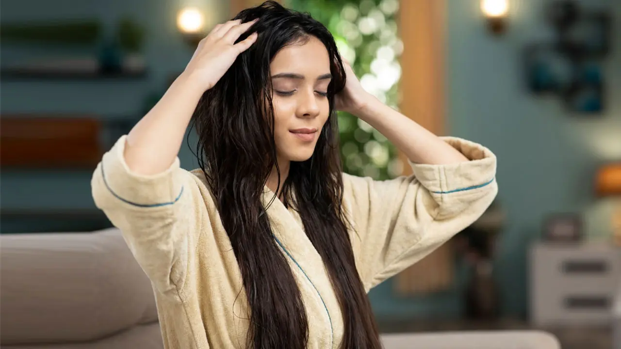 চুলে প্রতিদিন তেল ব্যবহার করেন? জেনে নিন কী হয়