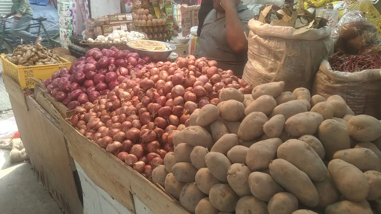 দাম বাড়ায় কমেছে পেঁয়াজ বিক্রি