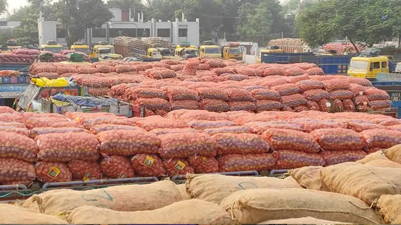 ভারত থেকে ৫২ হাজার টন পেঁয়াজ আনার উদ্যোগ