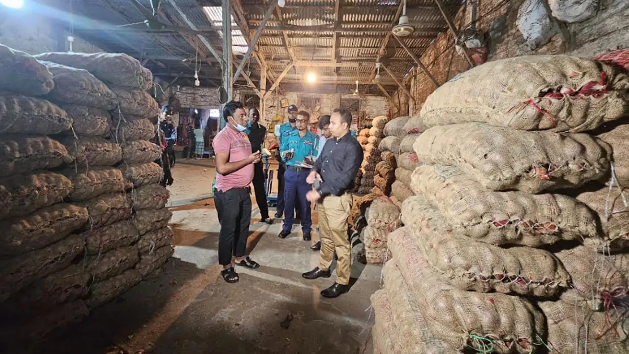পেঁয়াজের মূল্যবৃদ্ধি, খাতুনগঞ্জে অভিযান