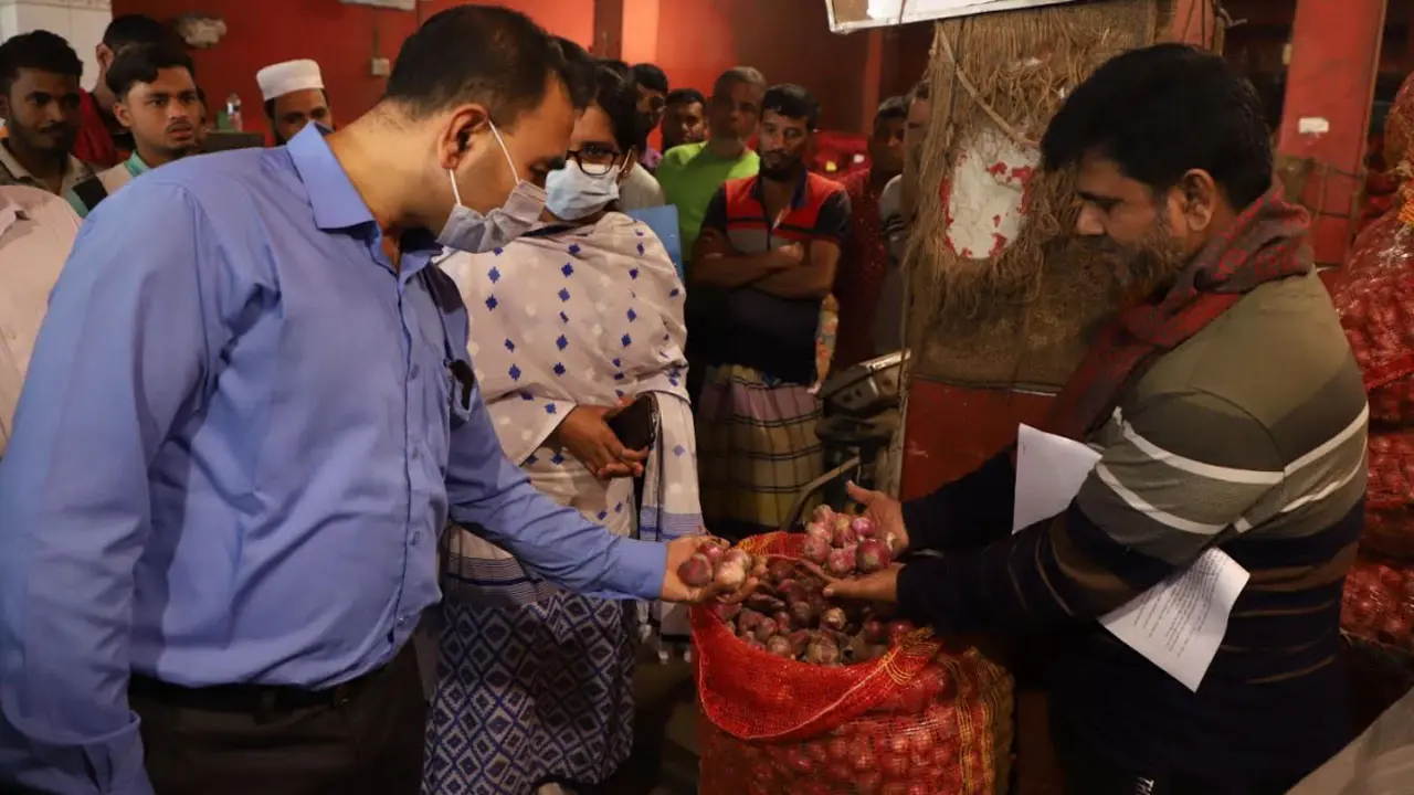 পেঁয়াজের বাজারে অভিযান : ৮০ প্রতিষ্ঠানকে জরিমানা