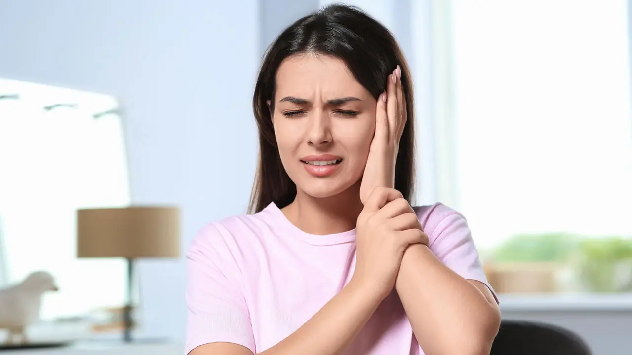 শীত এলেই কানে ব্যথা? জেনে নিন সমাধান