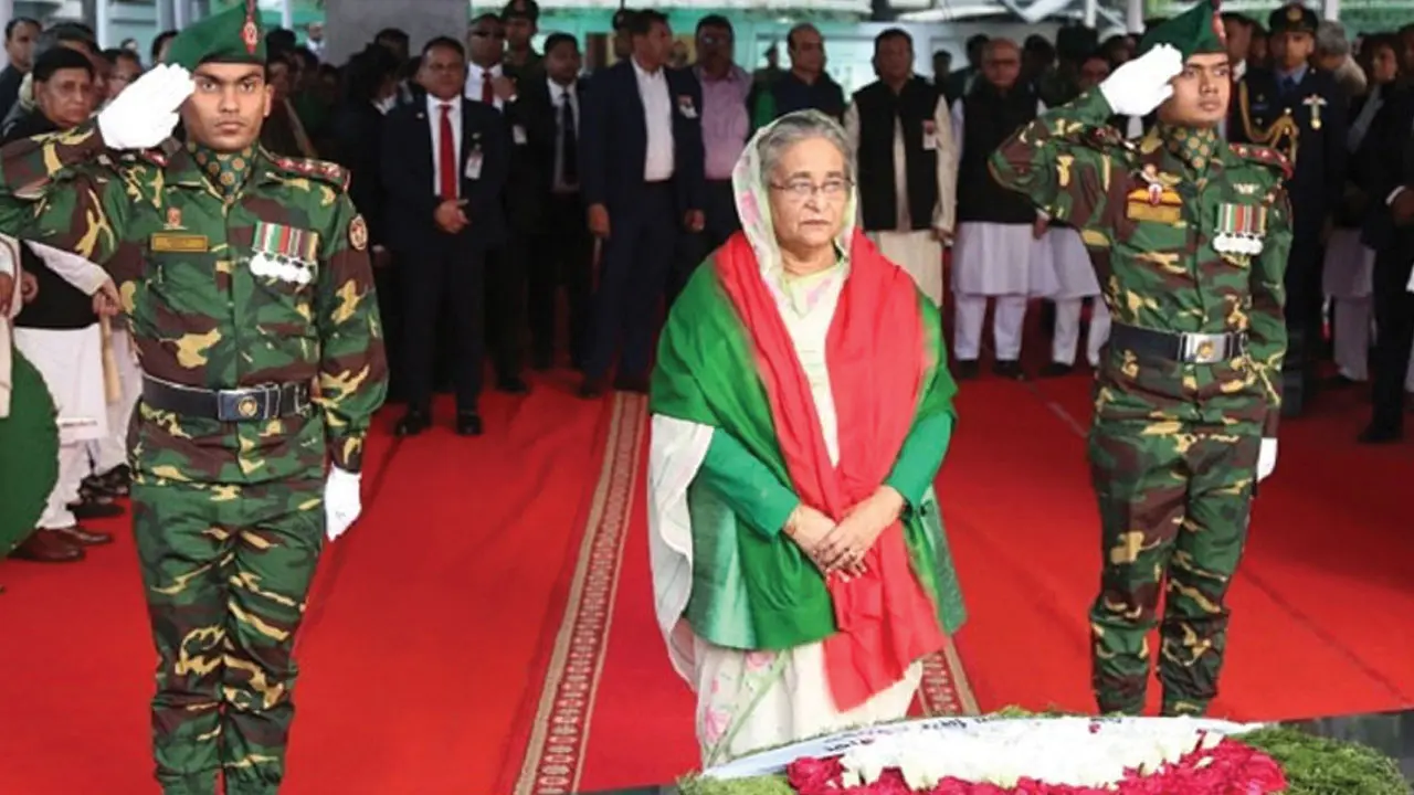 মহান বিজয় দিবসে বঙ্গবন্ধুর প্রতিকৃতিতে প্রধানমন্ত্রীর শ্রদ্ধা