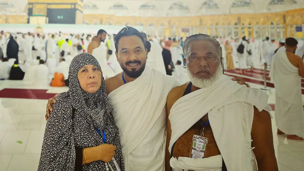 মা-বাবাকে সঙ্গে নিয়ে ওমরাহ পালন করলেন পলাশ