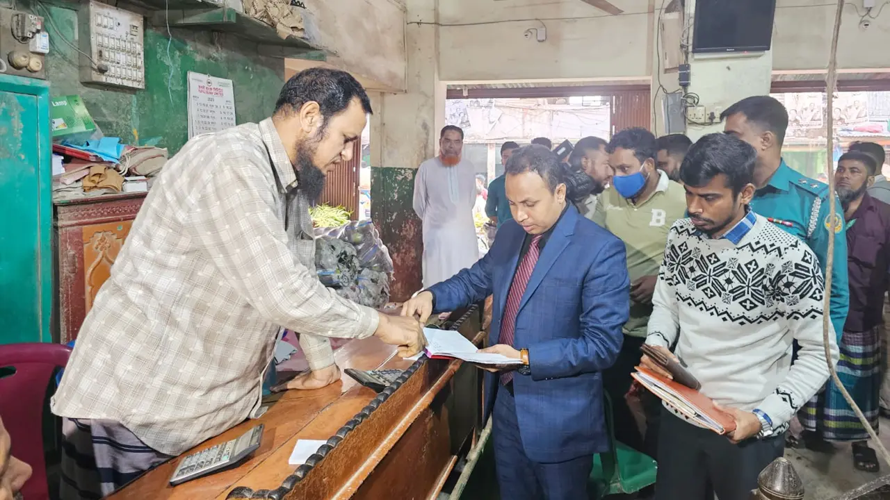 চট্টগ্রামে আলুর আড়তে অভিযান, ২০ হাজার টাকা জরিমানা
