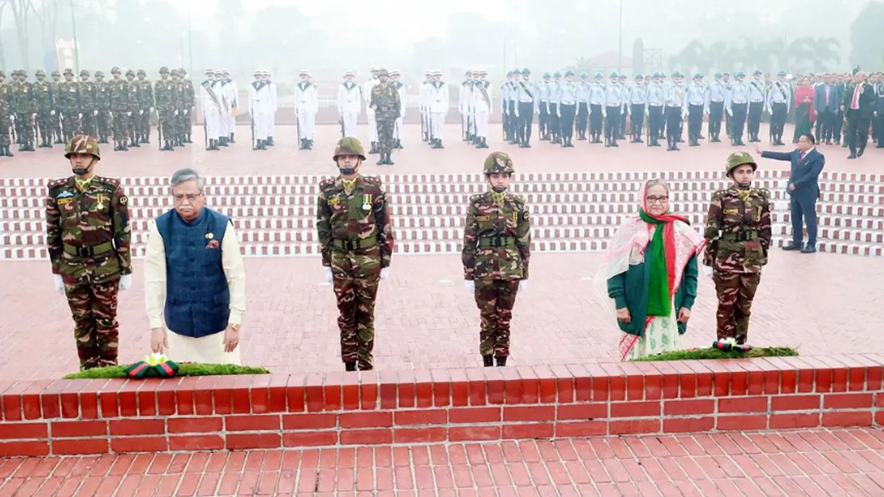 বিজয় দিবসে জাতীয় স্মৃতিসৌধে রাষ্ট্রপতি-প্রধানমন্ত্রীর শ্রদ্ধা