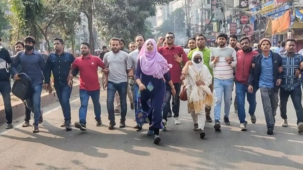 অবরোধের সমর্থনে পান্থপথে ছাত্রদলের বিক্ষোভ মিছিল 