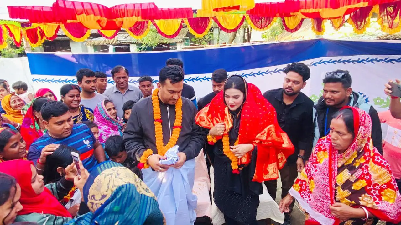 লাল বেনারসিতে মাহিকে বরণ করে নিলেন হিন্দু ধর্মাবলম্বীরা