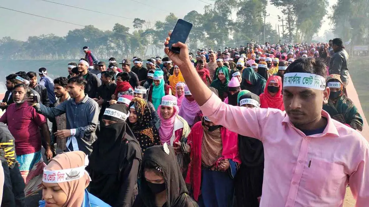 প্রধানমন্ত্রীকে স্বাগত জানাতে নেতাকর্মীদের ঢল