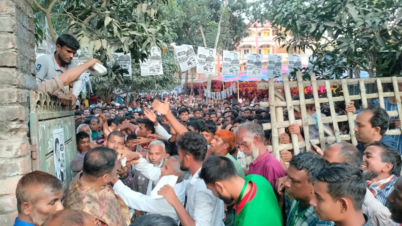 আচরণবিধি ভঙ্গ করে রাঙ্গার পথসভায় ভূরিভোজ