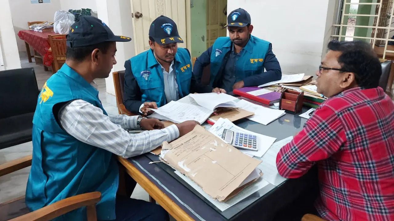 জমির রেকর্ড ও পর্চা প্রদানে ঘুষ লেনদেন, অভিযানে সত্যতা