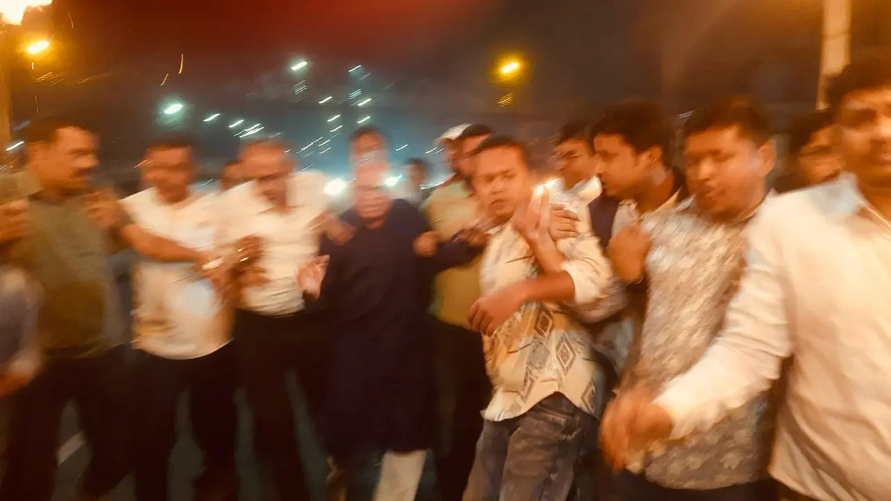অবরোধের সমর্থনে রাজধানীতে রিজভীর নেতৃত্বে মশাল মিছিল