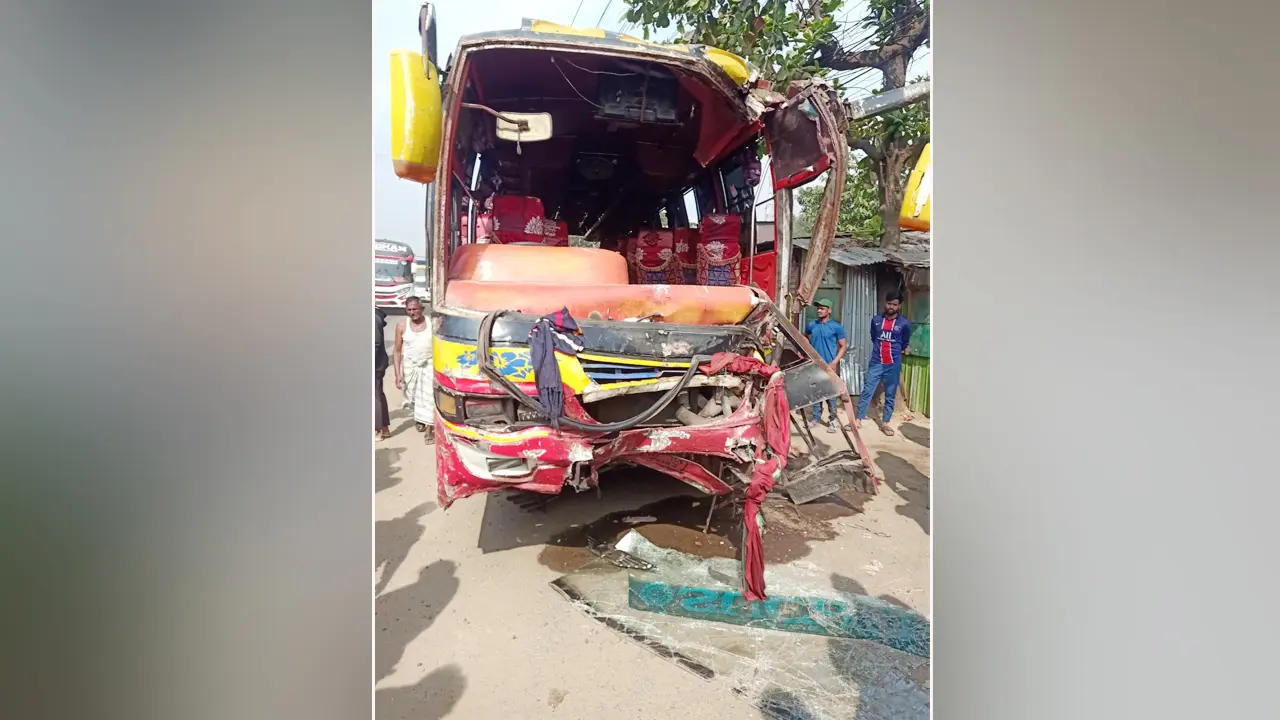 চট্টগ্রামে নিয়ন্ত্রণ হারিয়ে বাস ঢুকে পড়ল দোকানে, বৃদ্ধ নিহত
