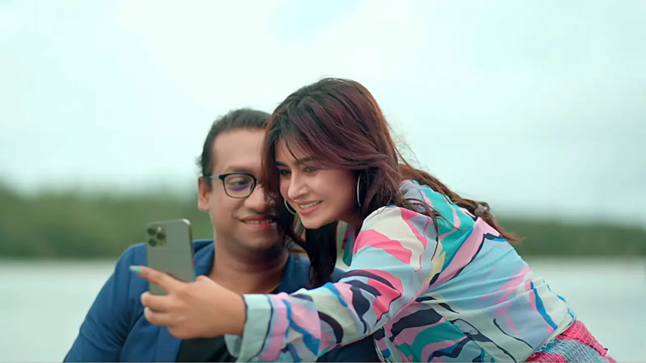 রেস্তোরাঁয় তরুণীতে মুগ্ধ, গান লিখে ফেললেন গায়ক
