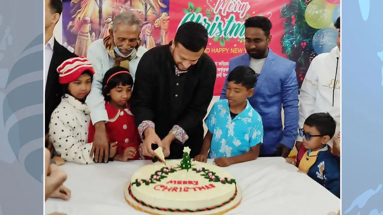 বড়দিনের কেক কেটে ভোট চাইলেন সাকিব