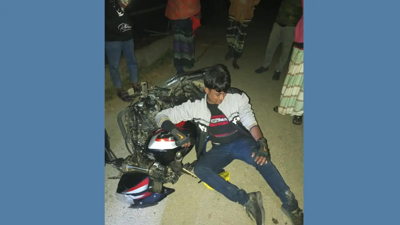 নাটোরে স্বতন্ত্র প্রার্থীর ৫ সমর্থককে মারধর, মোটরসাইকেল ভাঙচুর