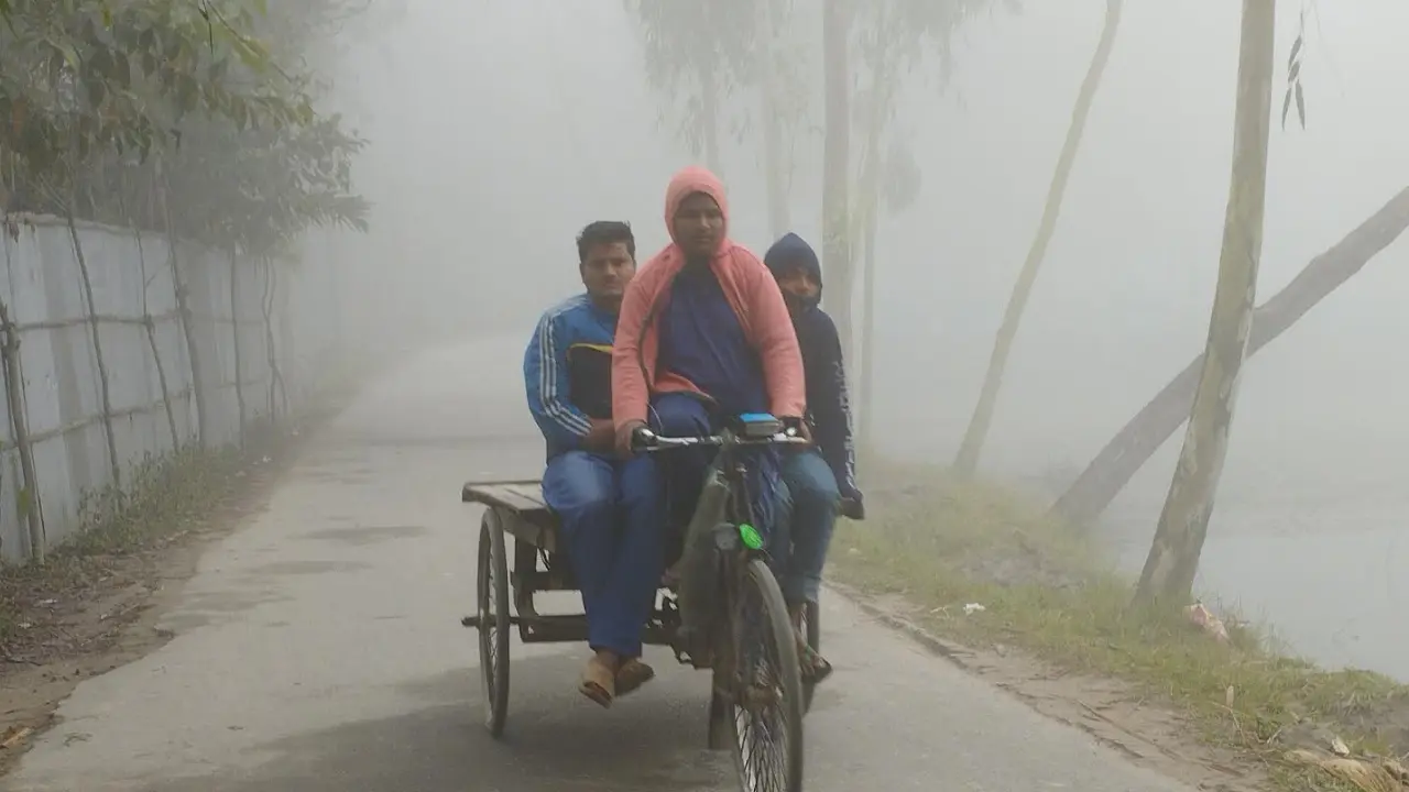 কুড়িগ্রামে কুয়াশার দাপটে জনজীবন বিপর্যস্ত