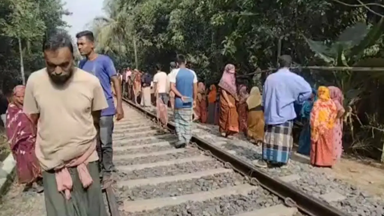 রেলক্রসিং পার হতে গিয়ে ভ্যানচালক-যাত্রীর মৃত্যু
