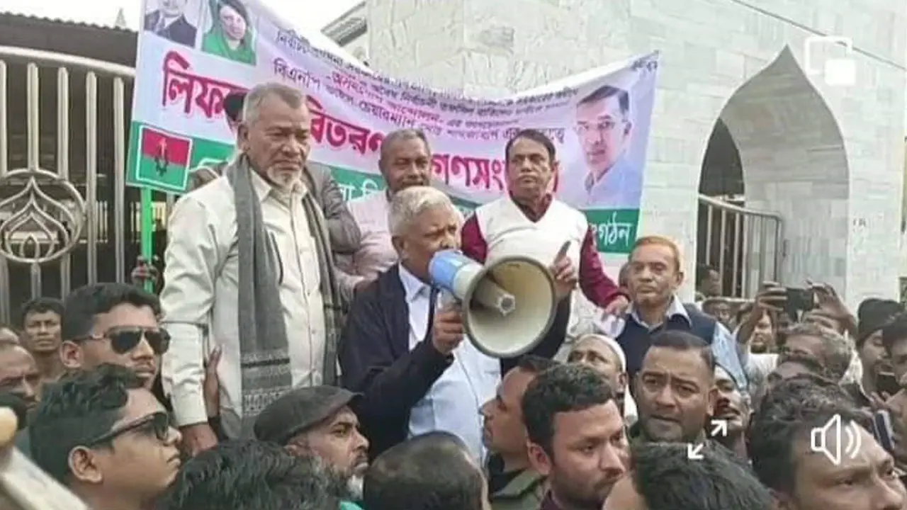 ‘কান পরিষ্কার রাখুন, যেকোনো সময় সরকারের পতনের খবর পাবেন’