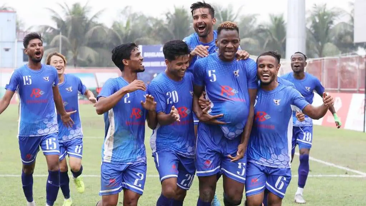 দুই লাল কার্ড, তিন গোলের ম্যাচে রাসেলের জয়