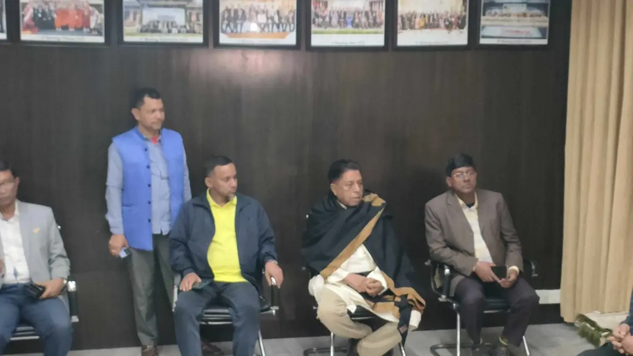 তলবের জবাব দিতে ইসিতে শম্ভু