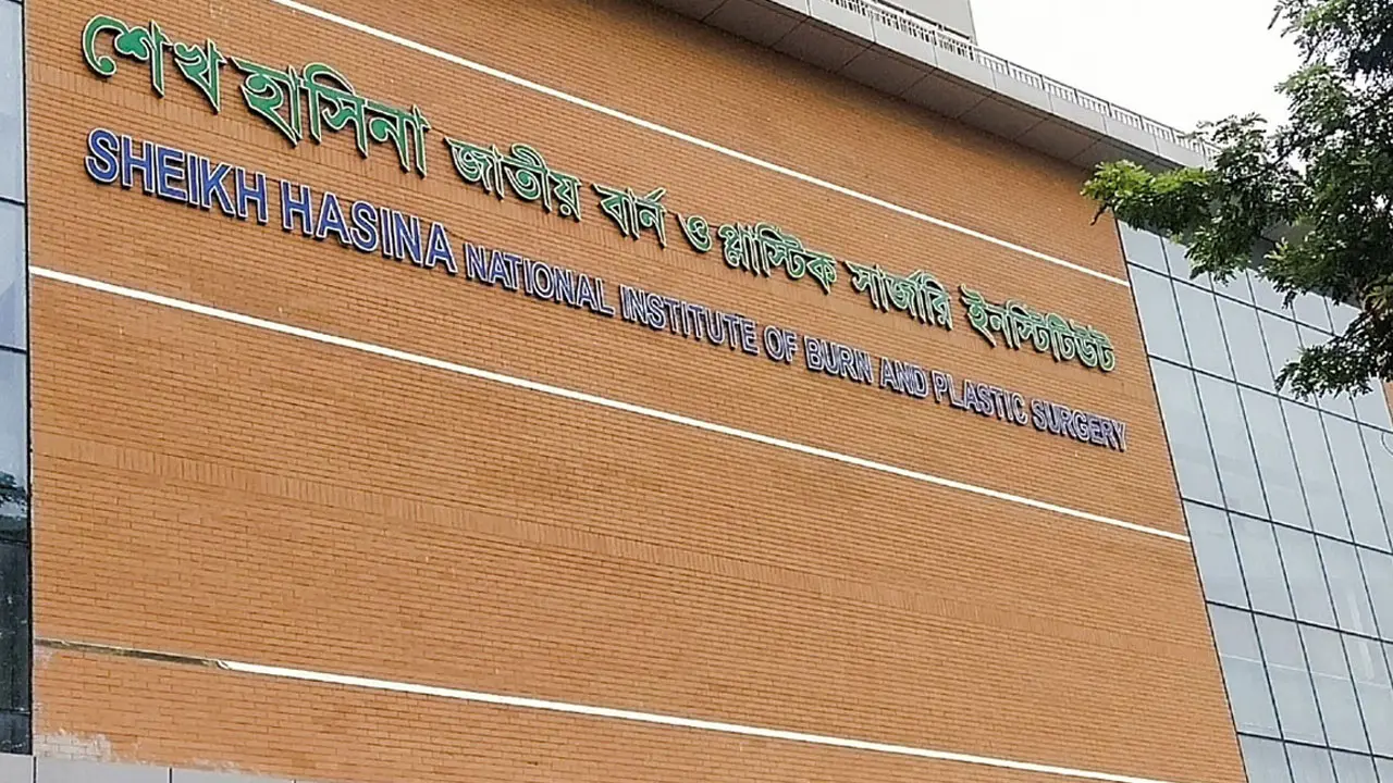 গাজীপুরে ট্রাকে পেট্রোল বোমায় দগ্ধ চালক-হেলপার শেখ হাসিনা বার্নে