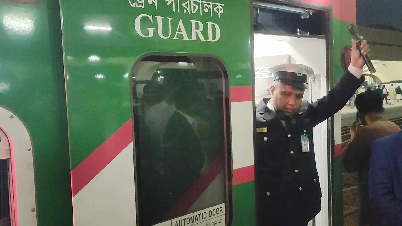 ১০১০ যাত্রী নিয়ে ঢাকা ছাড়ল ‘কক্সবাজার এক্সপ্রেস’