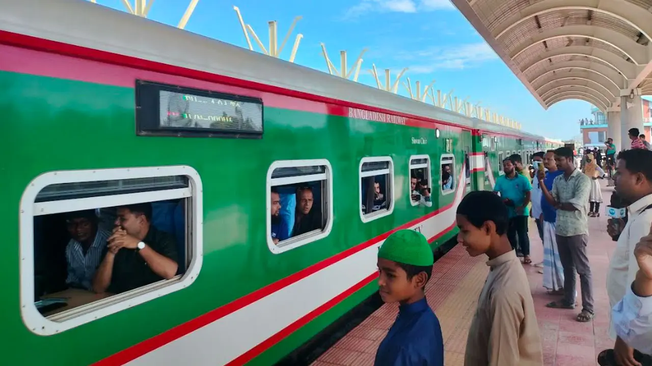 হাজার যাত্রী নিয়ে ছুটল ‘কক্সবাজার এক্সপ্রেস’