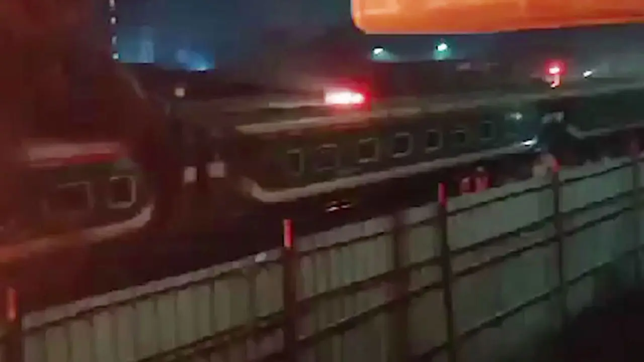 ক্যান্টনমেন্ট স্টেশন পার হওয়ার পর আগুন দেখা যায় ট্রেনে