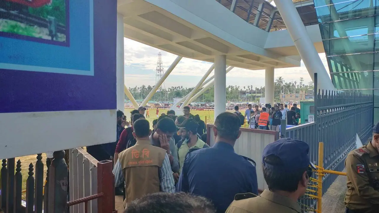 দীর্ঘ অপেক্ষার অবসান আজ, ট্রেনে উঠতে কক্সবাজার স্টেশনে যাত্রীরা