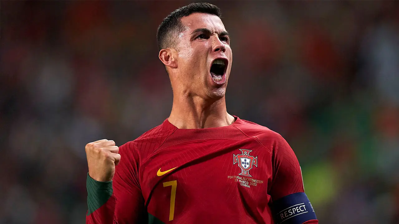 কবে অবসরে যাচ্ছেন রোনালদো, জানালেন পর্তুগালের কোচ