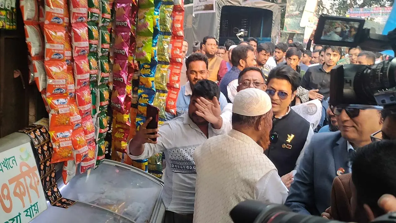 নির্বাচনী প্রচারণায় ফেরদৌস, সেলফিতেই আগ্রহী ভোটার
