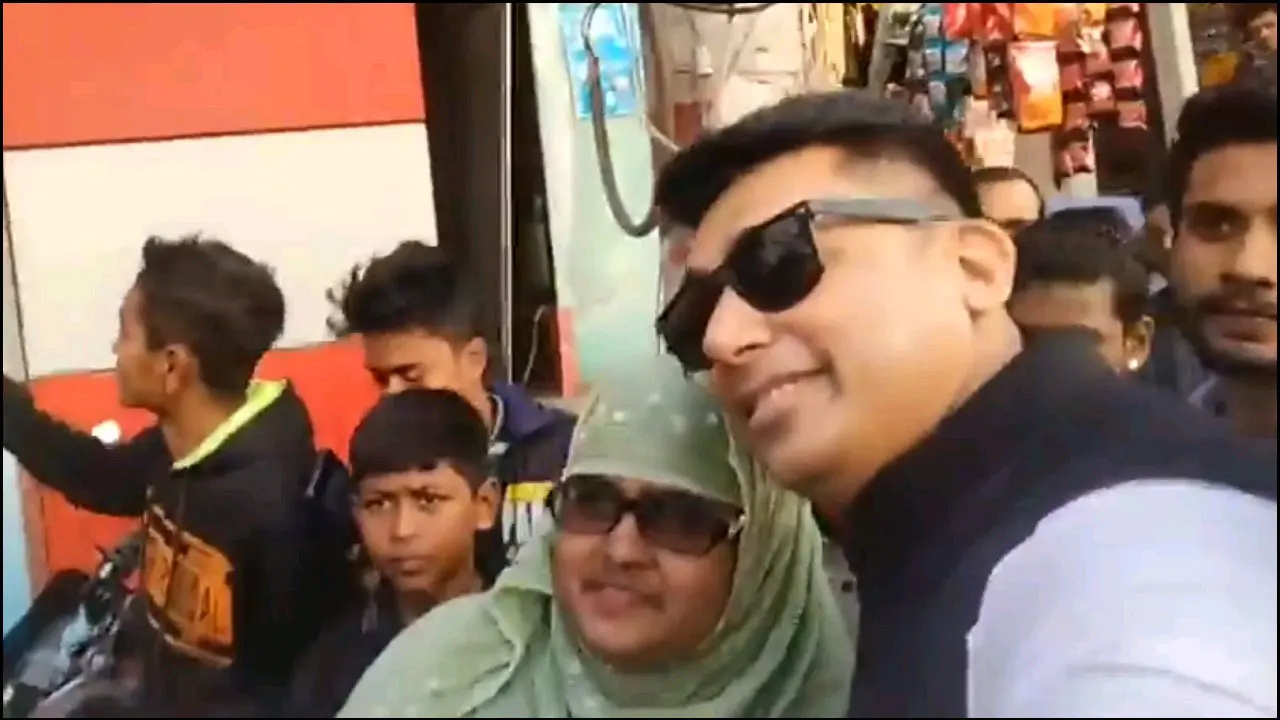 ভোট চেয়ে মেয়ে ভক্তের মায়ের সঙ্গে সেলফি তুললেন জায়েদ খান 